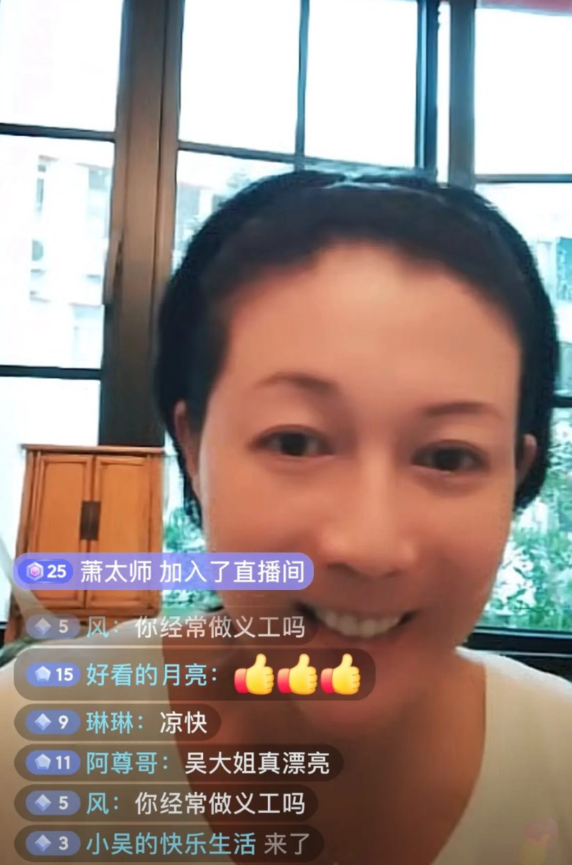 8月14日，香港演员吴绮莉出现在直播间，吴绮莉说：网友说我的手机像素不好，我今天