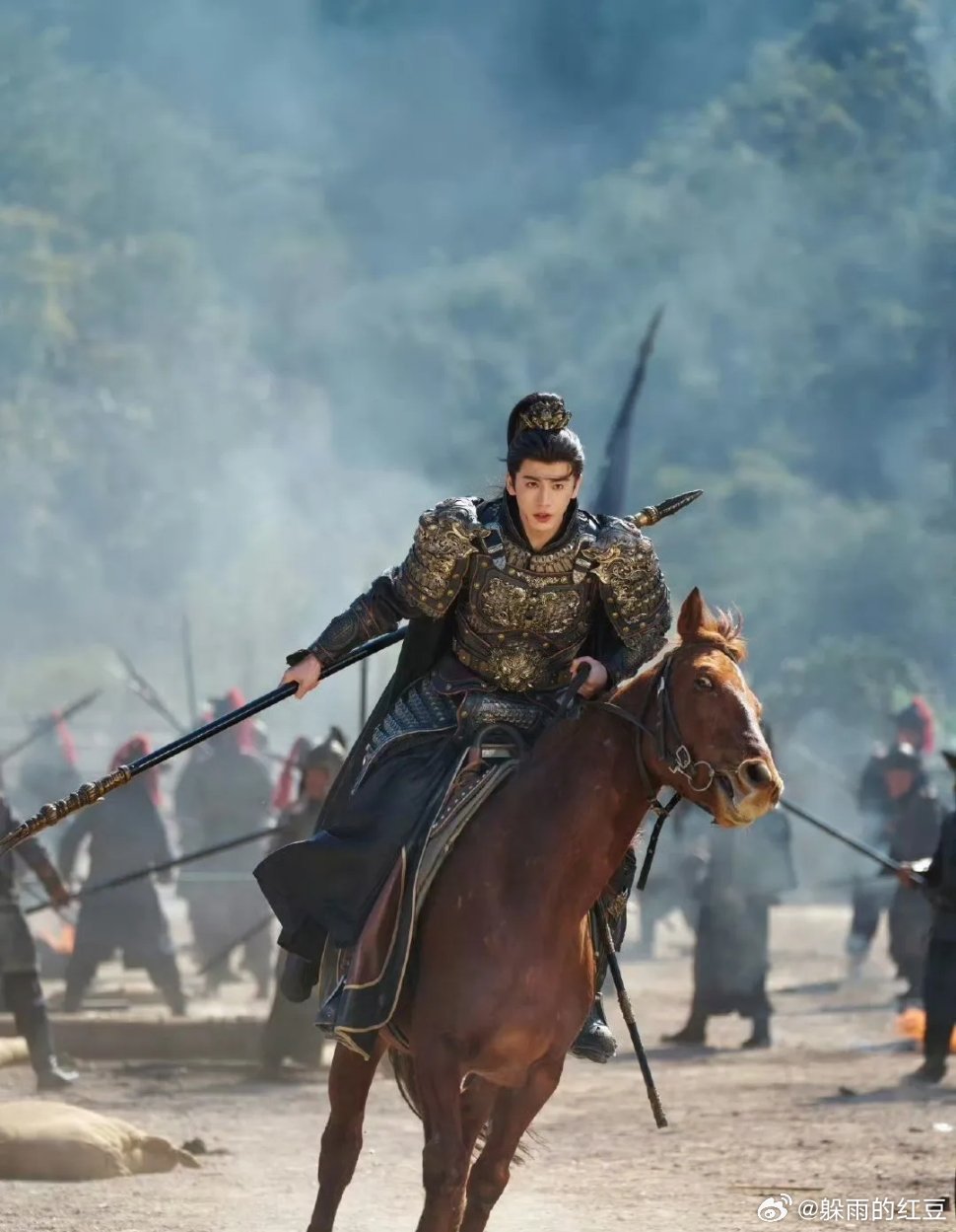 终于，官媒对于张凌赫饰演的将军给出了一针见血的评价。据悉，钧正评针对《逐玉》发了