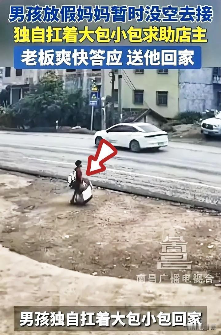 破防了！广西钦州，一男孩放假后无人接送，独自扛着大包小包往家走，路过校门口