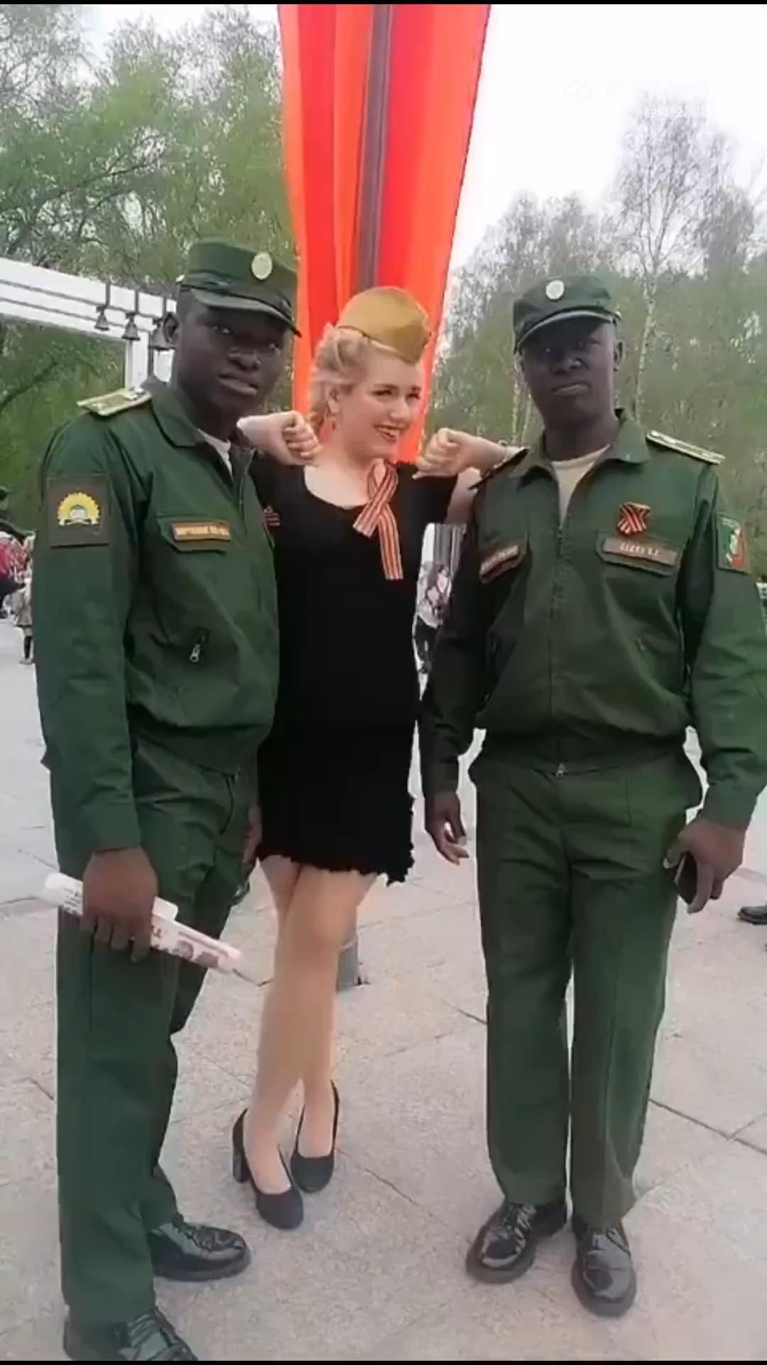 非洲黑哥跑去俄乌冲突，死亡率4分之1！一旦活下来，就可以拿到几万美元，回村里当出