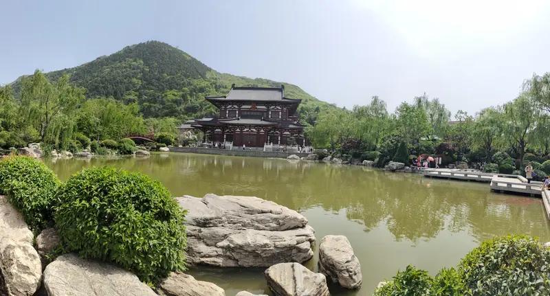 出发吧趁现在，华山旅游超值得！先去华清宫，那儿亭台临水、绿树成荫，千年温泉波光