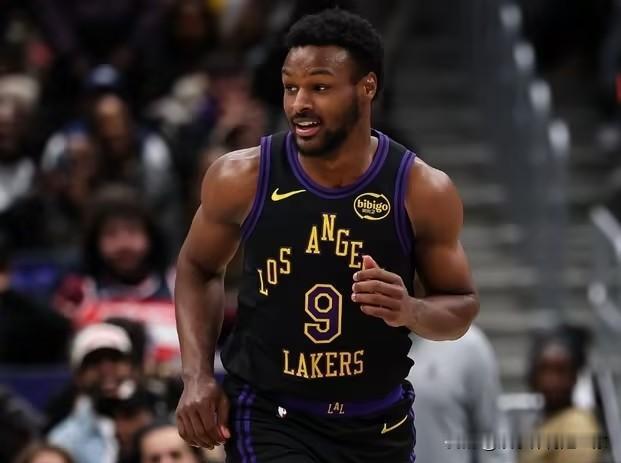 布朗尼下放G联赛两赛季数据对比落差明显湖人队今日官方宣布，将新秀布朗