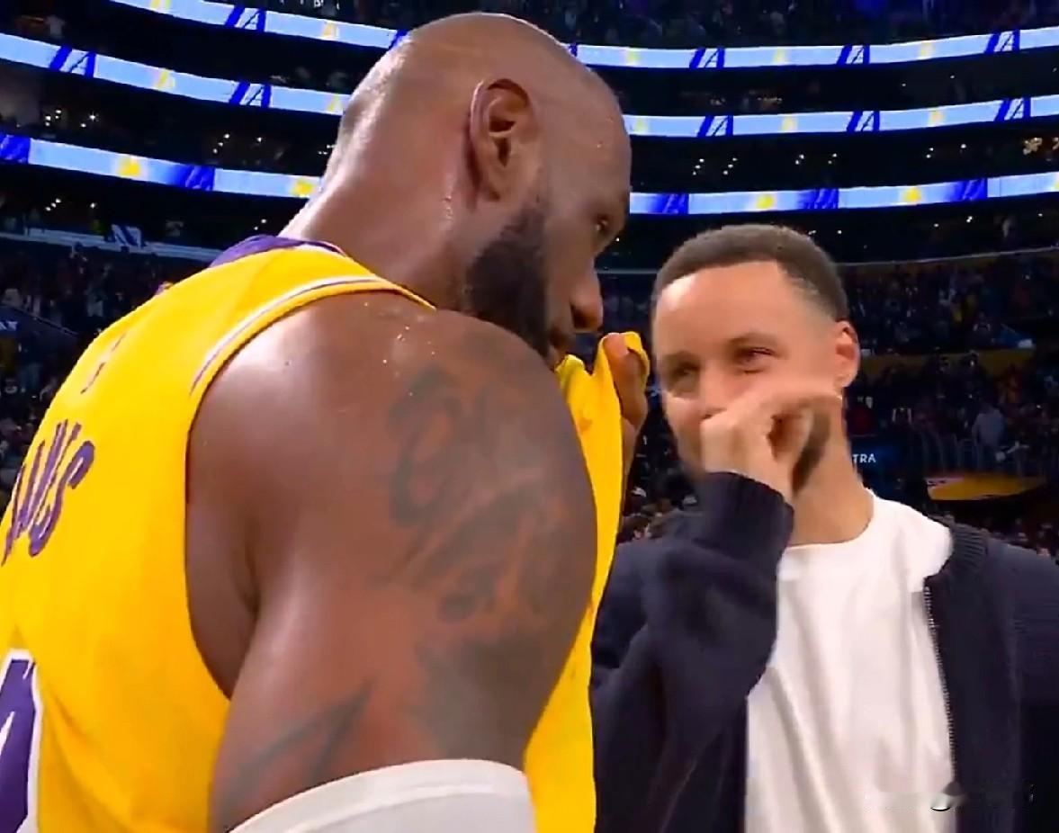 互相尊重！库里谈詹姆斯：“勒布朗今天手感不佳。”“不过他依旧非常全面。”