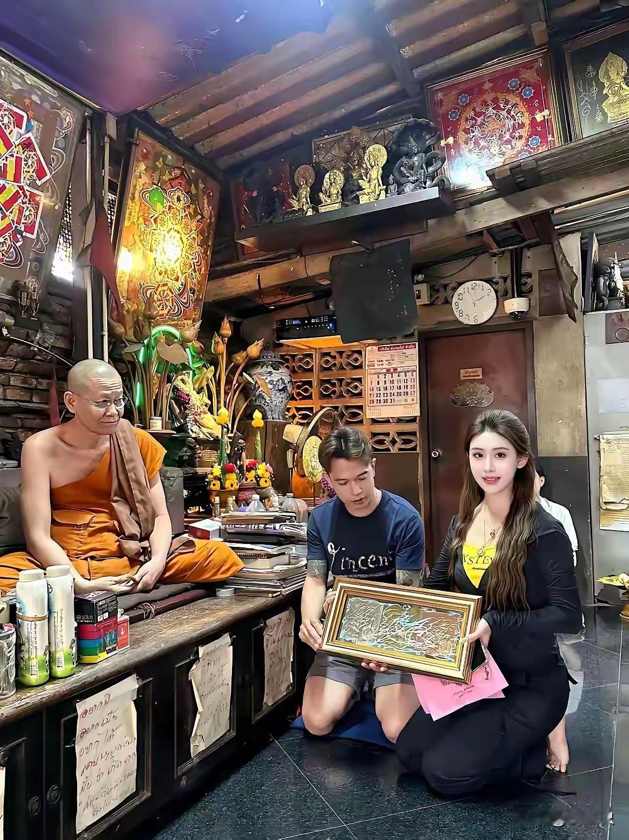 泰国高僧为什么用这个眼神看别人的女朋友。眼睛出卖一切。真正的高僧，四大皆空。