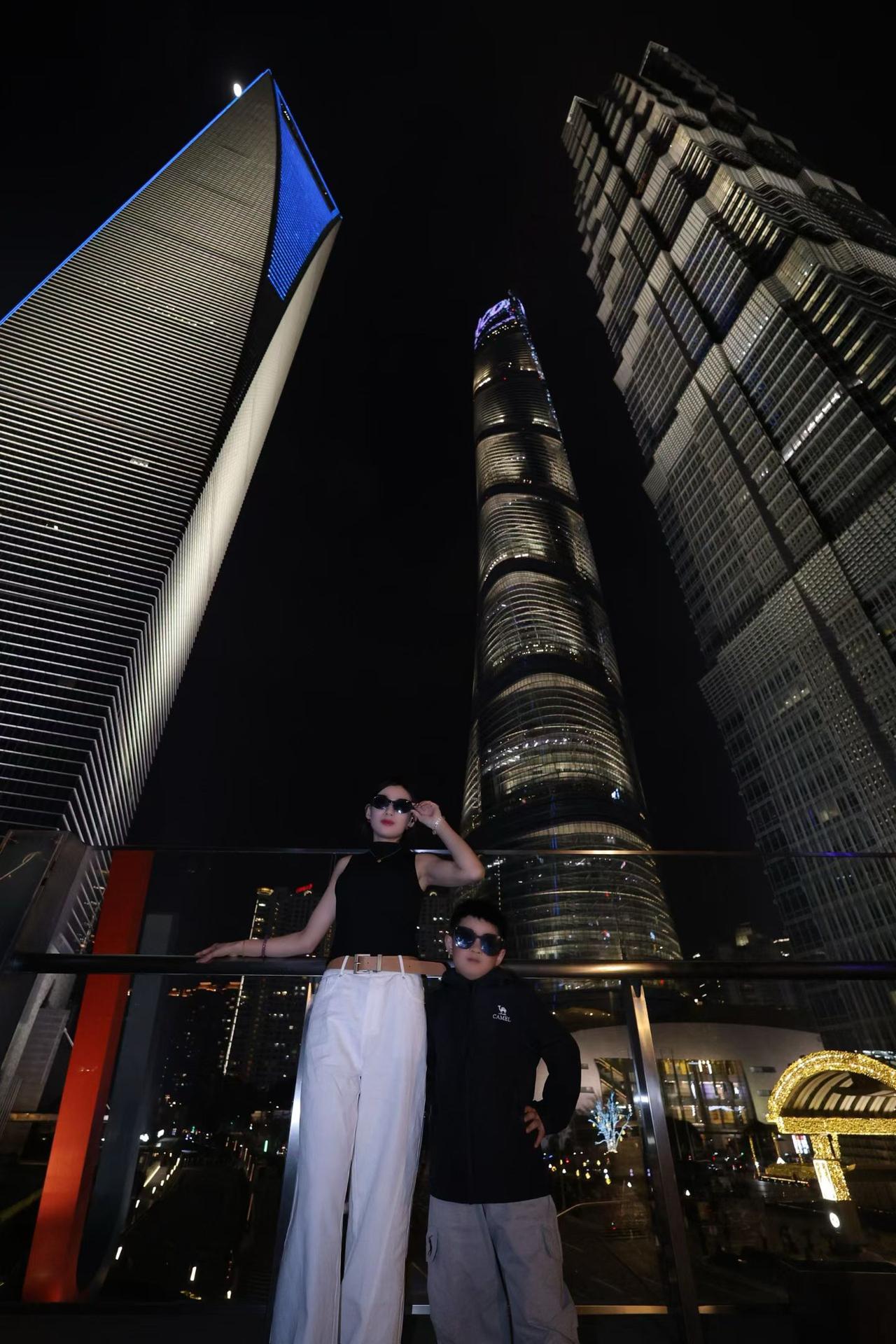 夜游上海，灯火璀璨，与好友共赏繁华夜景