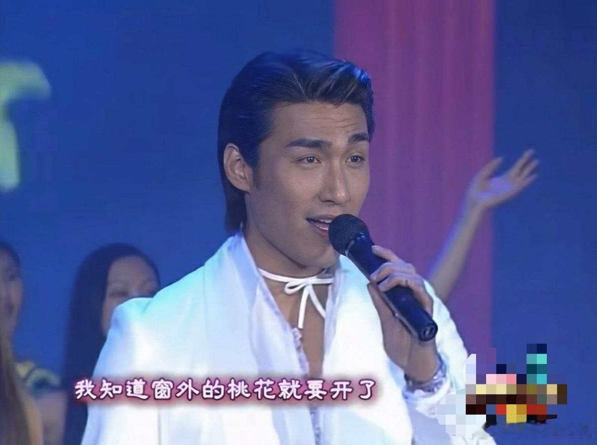 胡兵时隔24年再登春晚2002到2026，24年过去，胡兵再登春晚。他好像被时