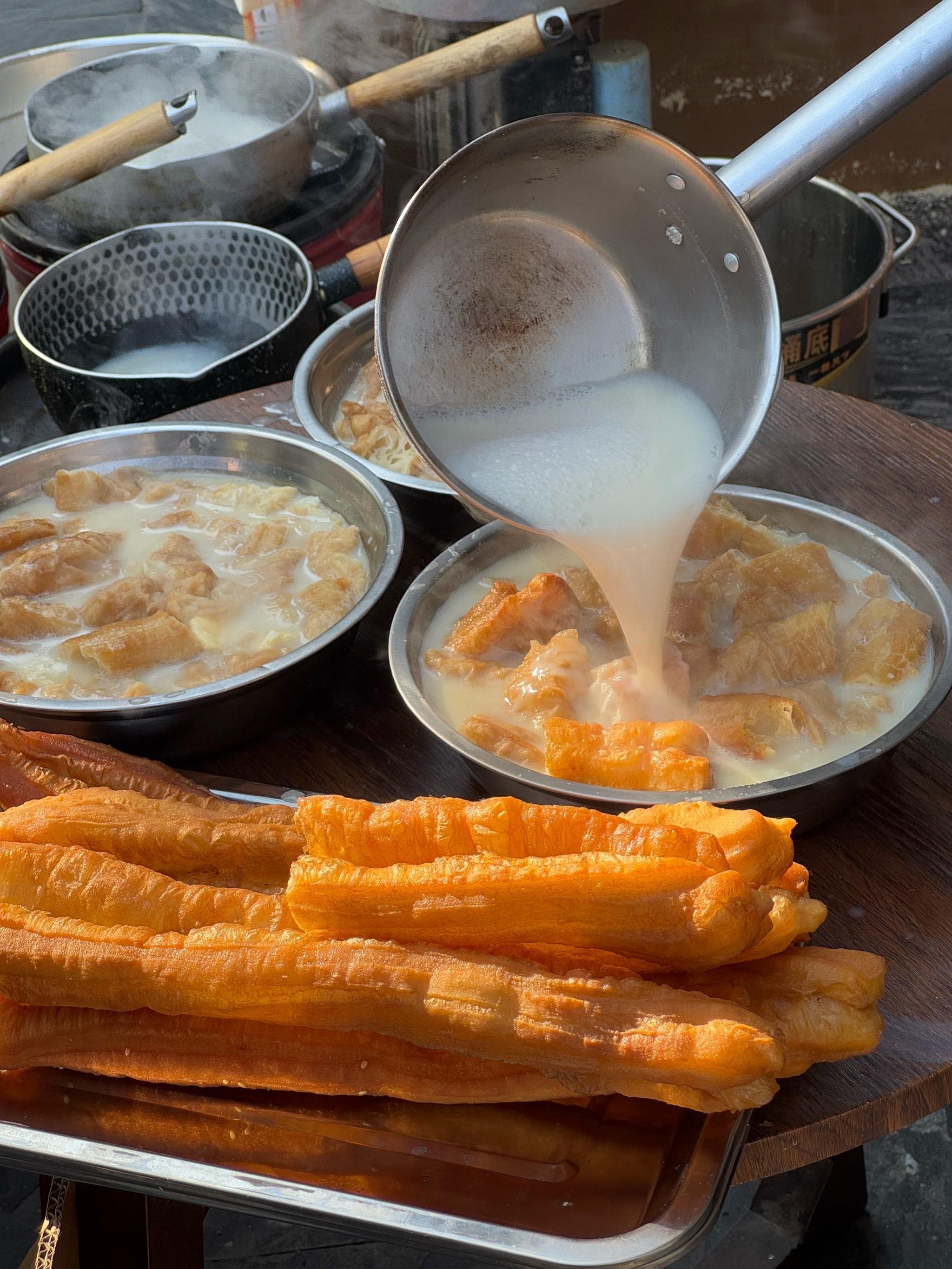 官方回应蜜雪冰城要卖早餐还是别的吧豆浆跟油条都挺有食欲的，但是前面加上蜜雪冰城就