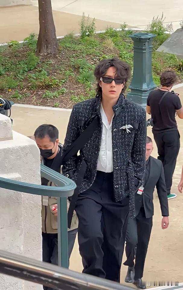 王一博不热吗？三伏天短衣短裤都色，他这长衣长裤看起来就热，王一博一直都很时尚，曾