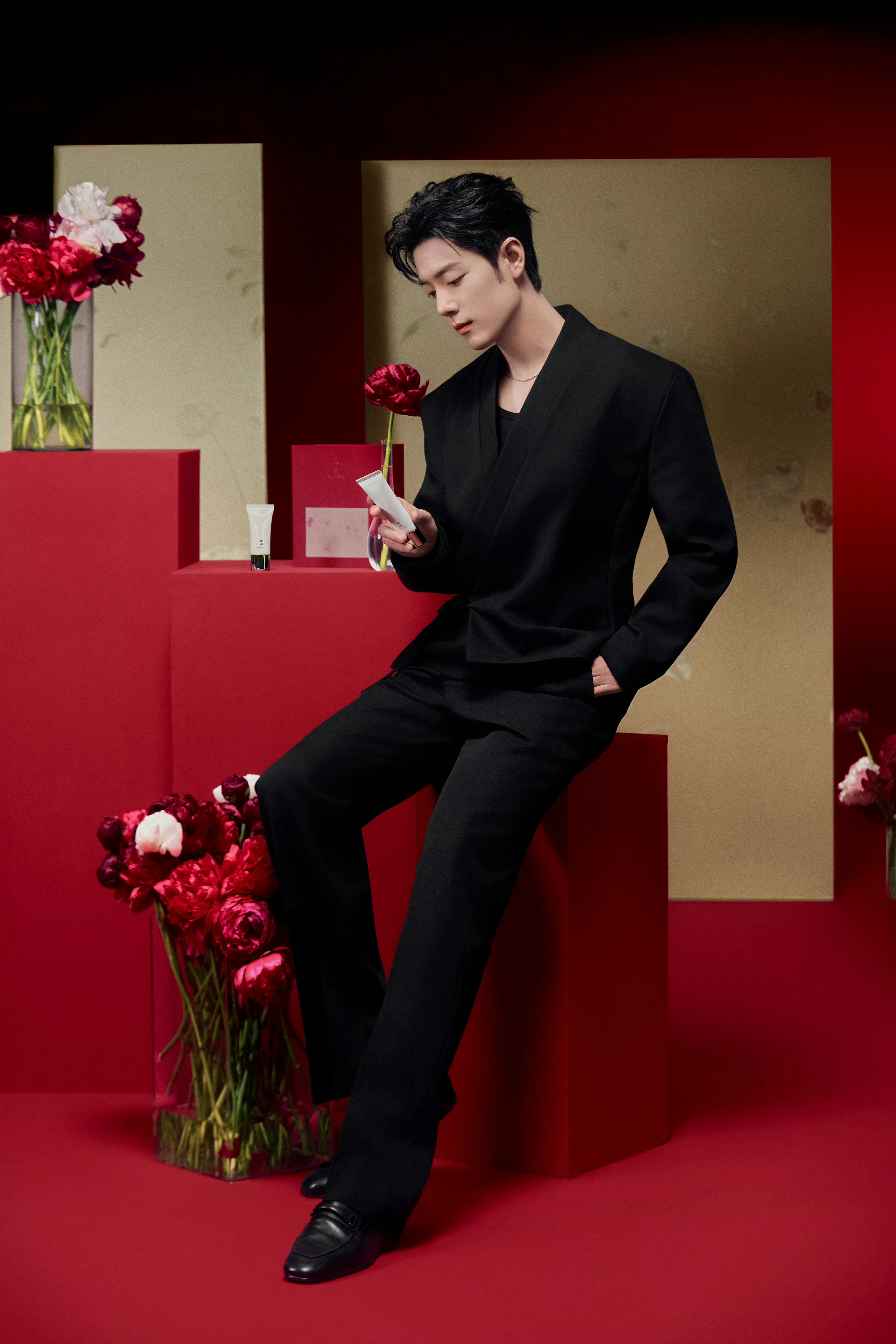 肖战inYUESAI🌺✨温润如玉的俊逸气质，携一支芍药入画，感受明媚