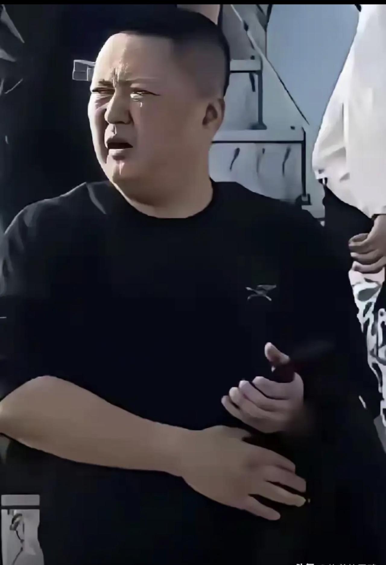面由心生，看这面相就不是善茬，能穿这T恤也不像差钱的主！面由心生，看这面相就不