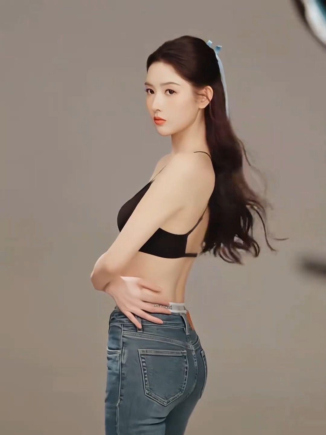 王玉雯镜头追着发梢跑蓝丝带在风里打了个结把夏天系在发间黑色吊带裹着锁