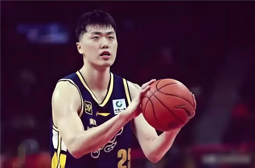没伤没病，广东宏远锋线直接被踢出大名单！9月顺德热身赛，主帅杜锋不在。年轻新秀黄明依在场上拼命刷经验
