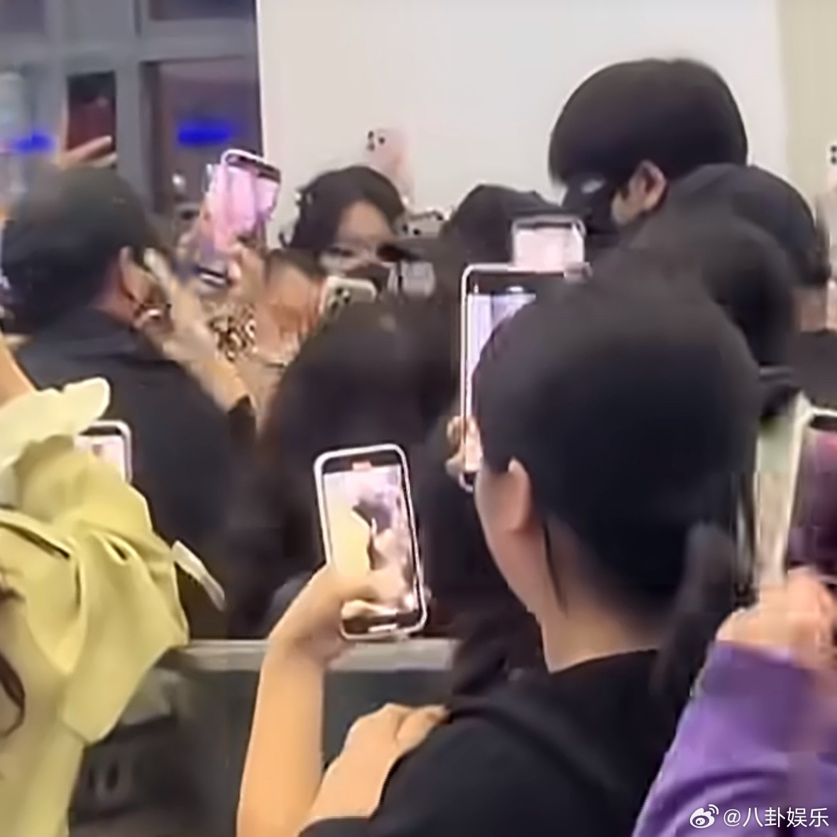 感觉张凌赫有些崩溃了路人看了都窒息的程度……高铁上被怼脸拍、挡路、贴着走，这已