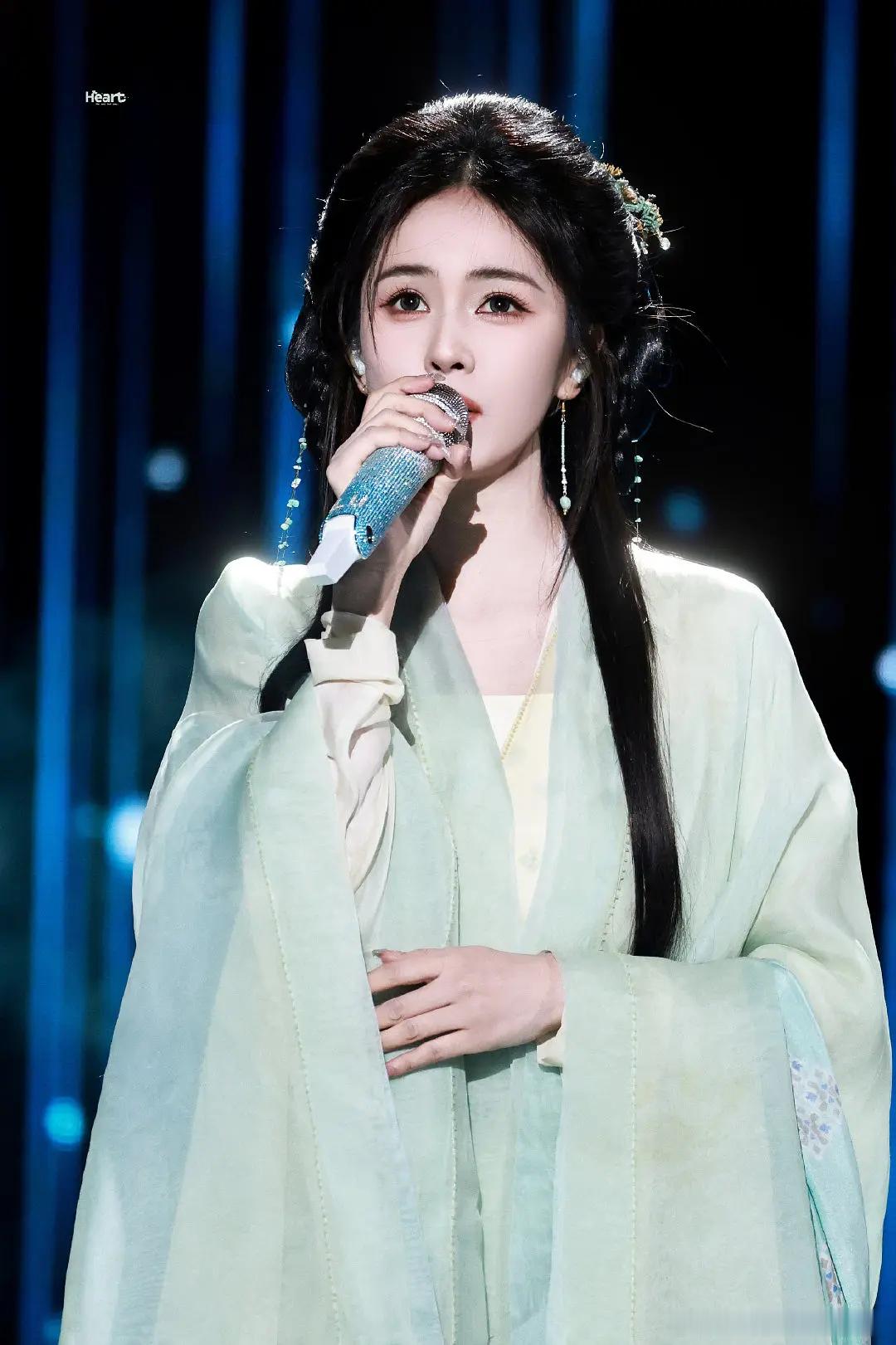 白鹿全开麦，很稳啊，梦回临江仙。看了直播，真的好美好美，现场太冷了可能也有点感冒