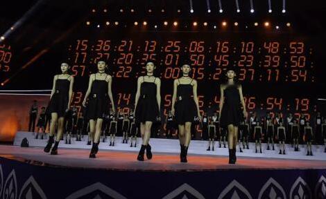身高1米79的漂亮女模特多次冲刺全国大奖遗憾落选，灰心之下跑到鄂尔多斯草原骑马表