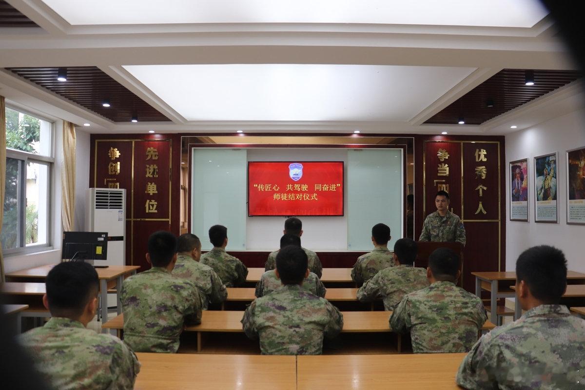 #直击东部战区练兵备战现场#【#锤炼军车驾驶员保障硬功#】近日，东部战区空军某部车勤分队紧盯运投保障