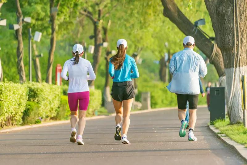 跑步能把糖尿病跑掉吗？答案是不能完全治好，但可辅助控糖。对于2型糖尿病患者，每