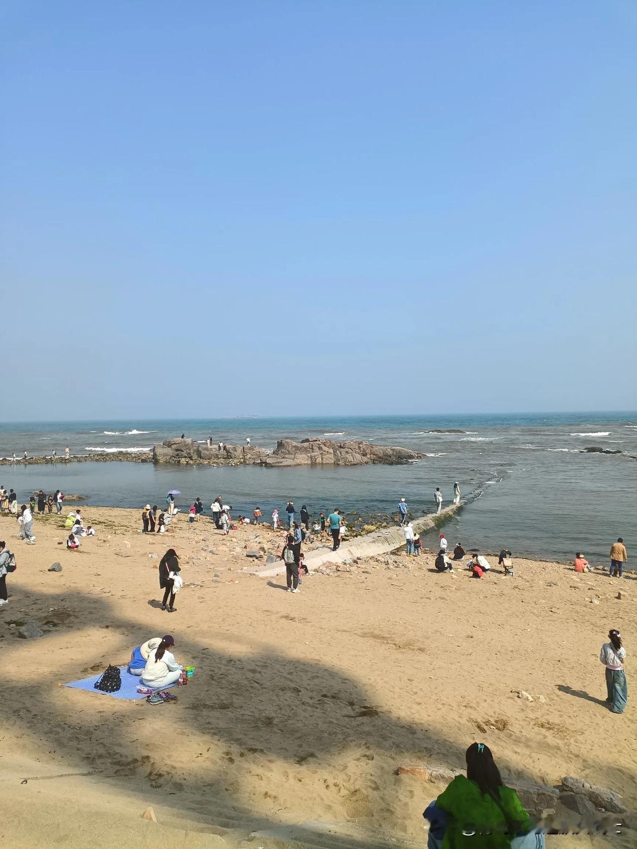这是青岛极地海洋馆下方的海域，明天就是51节了，但是今天人已经非常的多了。下午