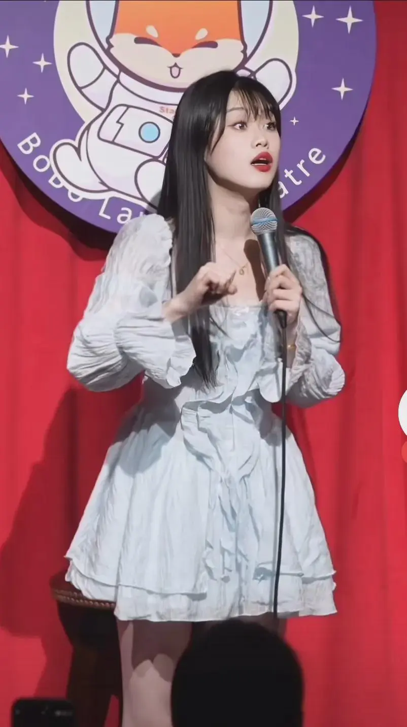 就是这样一个站在台上，打着“脱口秀”的幌子玩擦边的女人，再一次挑战了社会道德的底