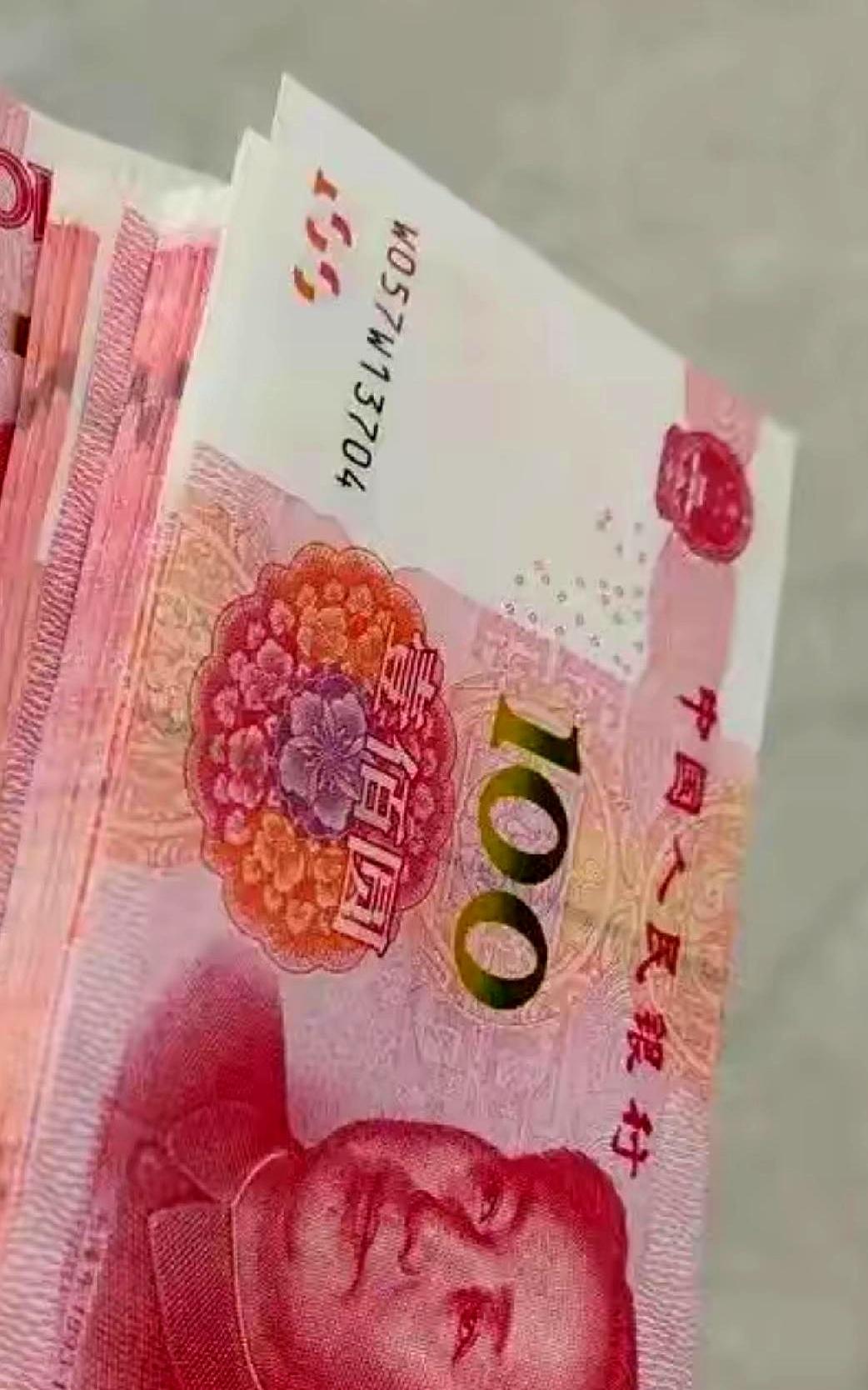 老两口拿着9000块退休金，提着大包小包去儿子家，结果连句“爸妈”都没换来，这养