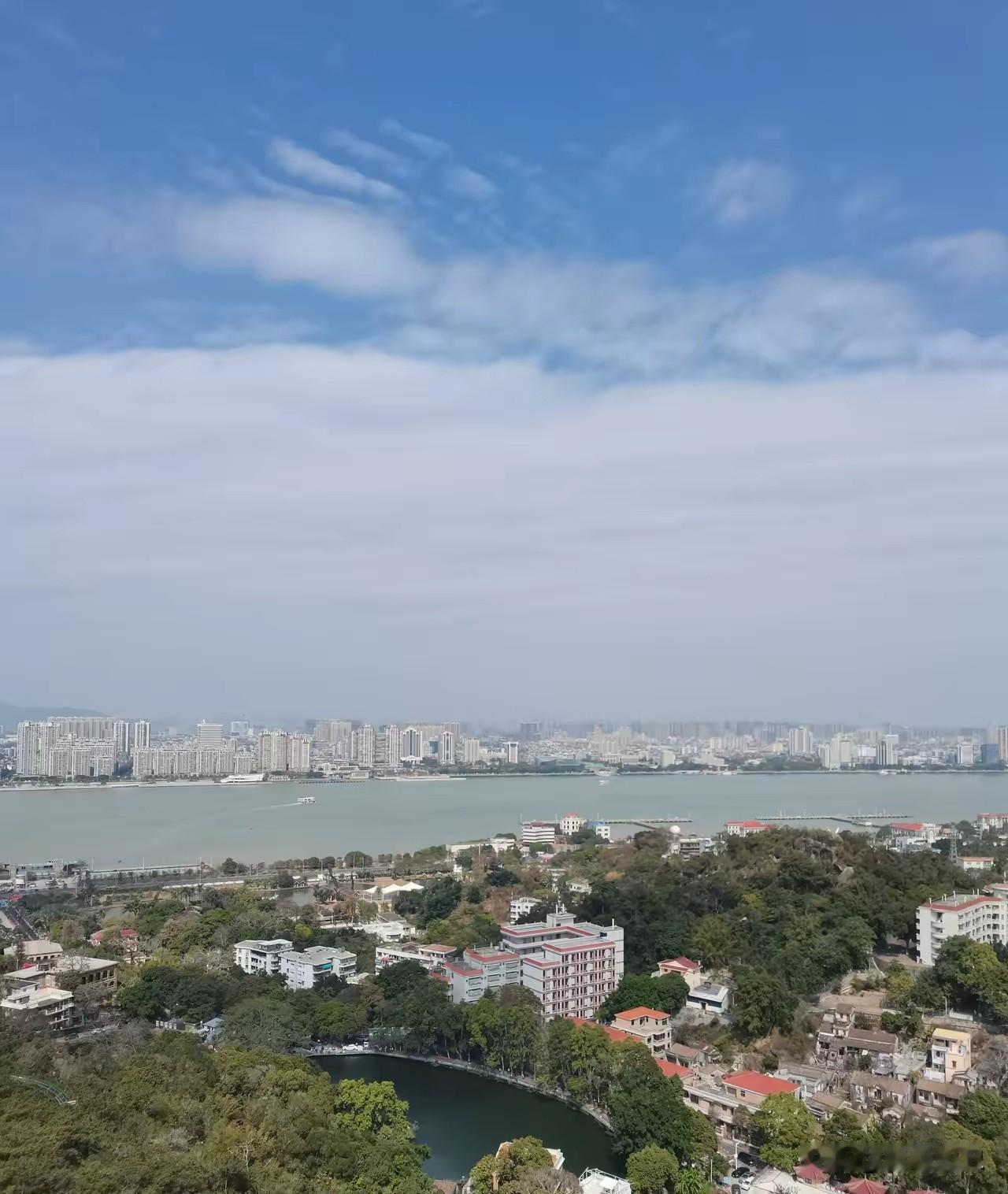 年纪越大，越发现人性的虚伪。小时候，觉得姑姑舅舅这些亲戚都很好；长大后，才