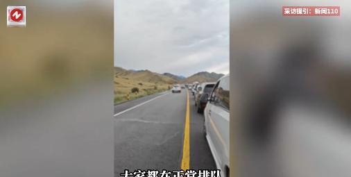 “笑不活了！”近日，新疆，一小车插队逆行，不料遇到了交警，被警车压着一路倒车5公