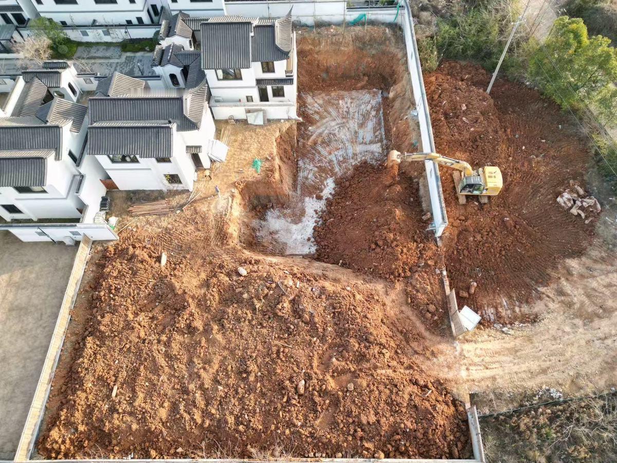 扛不住了，终整改！1月27日，武汉蔡甸花博汇桃李春风别墅区，一业主私挖3米深坑