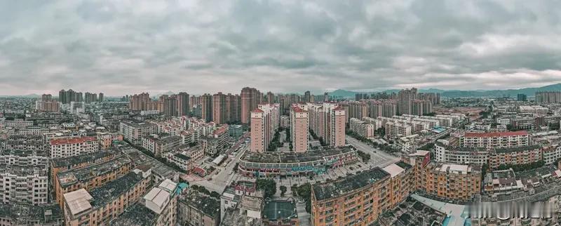 福建安溪修河堤震出三条大蟒蛇福建安溪修河堤震出三条大蟒蛇，此事令人十分惊讶！3