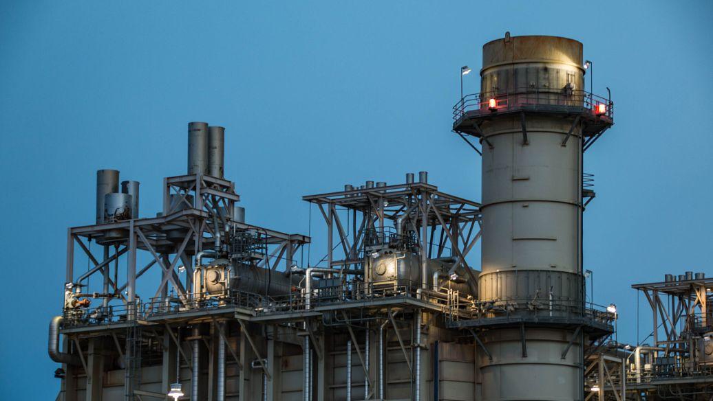 美国本土传来巨响，一重要炼油厂突然爆炸，到底谁干的？当地时间23日，美国得州瓦莱