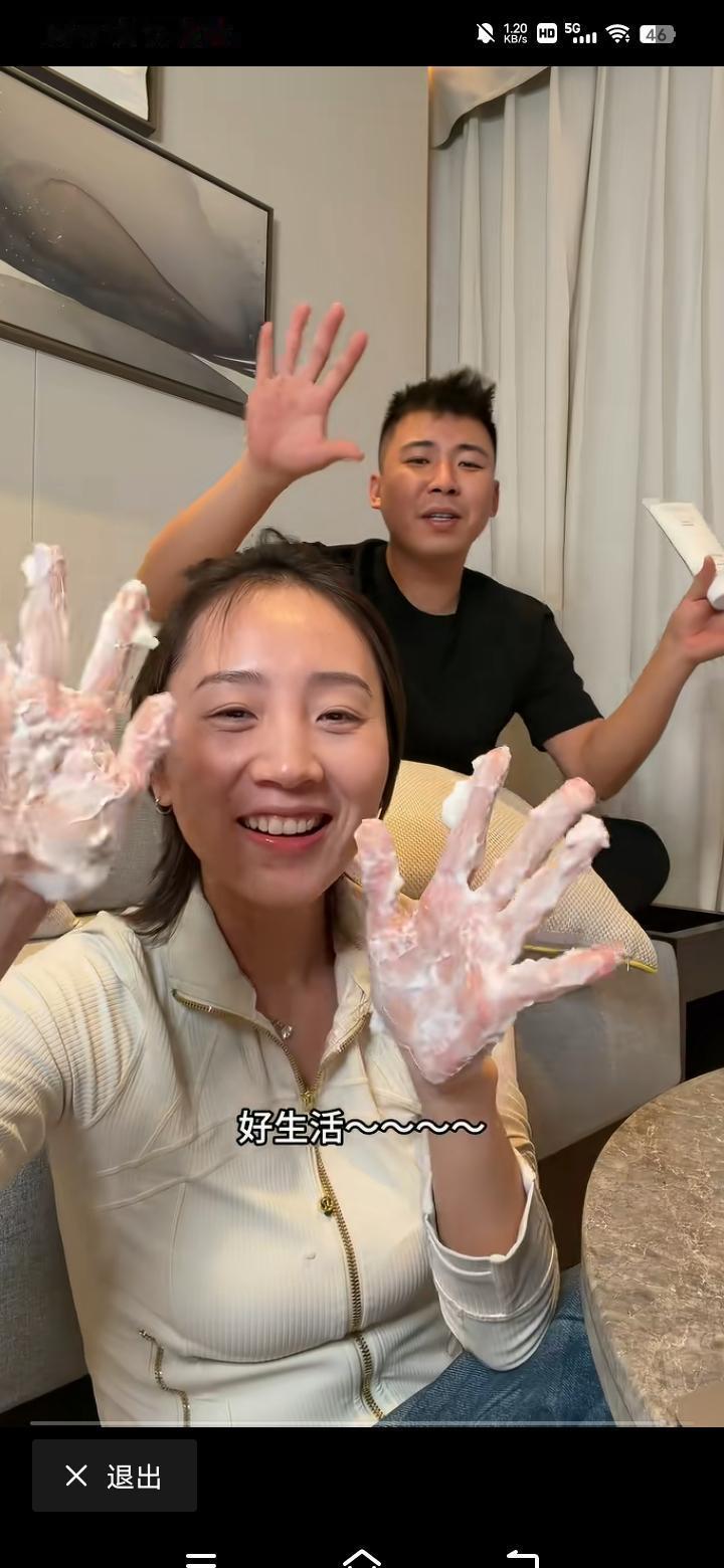 镜头怼到胸线。弯腰。捡东西。秋天妈妈直播间的老把戏了。屏幕右下方的小黄车