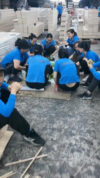 越南🇻🇳一家中资企业车间里。有几个当地的越南工人正围坐在一起吃午饭。由于