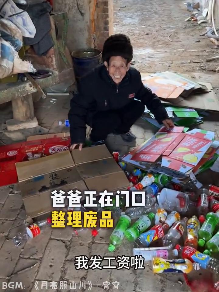 女儿外出打工的第一年家门还是木门。屋内的父亲正在煮面条。女儿准备开心和爸爸一起