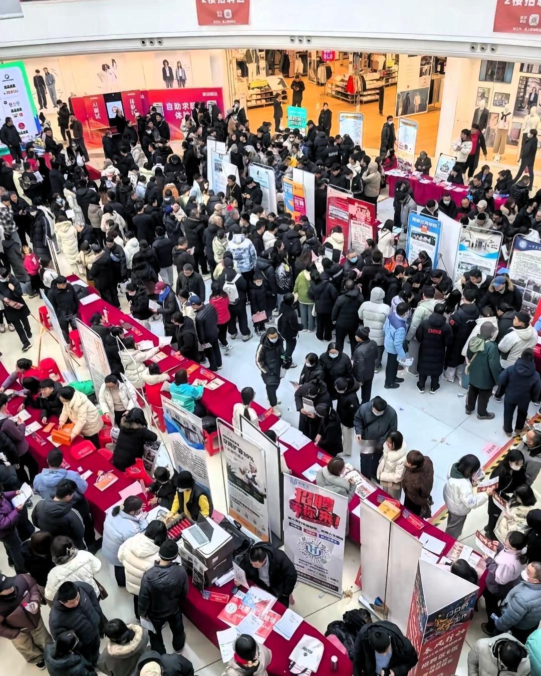 奉劝大家一句，最后两个月宁愿在家休息，也不要出门找工作，现在招聘市场里，不少岗位