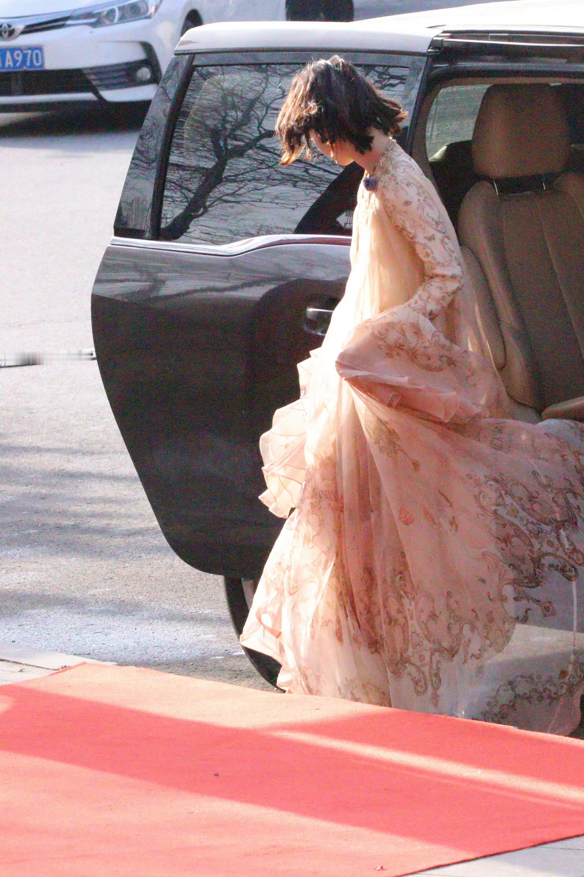 周冬雨裙子卡住了终于不是那种穿起来扁扁的衣服了，这次还行