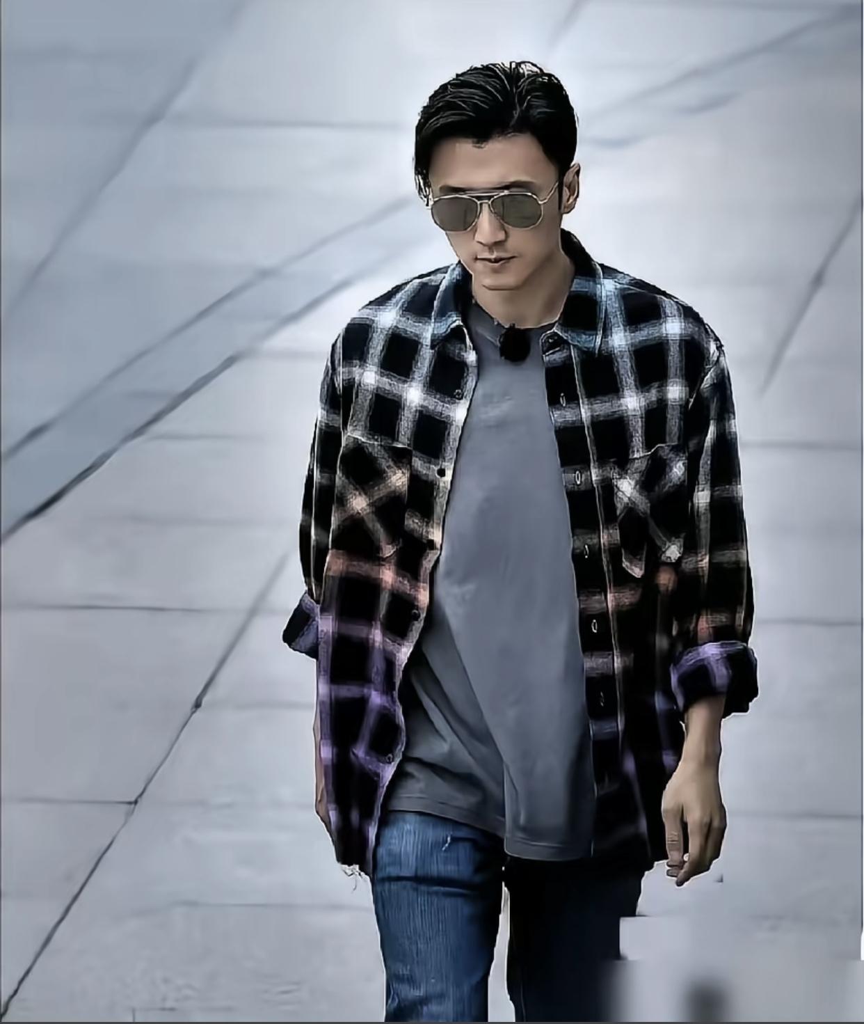 张柏芝这一劫，让大家看清了谢家大儿子的成色。就在她最无助的时候，18岁的大