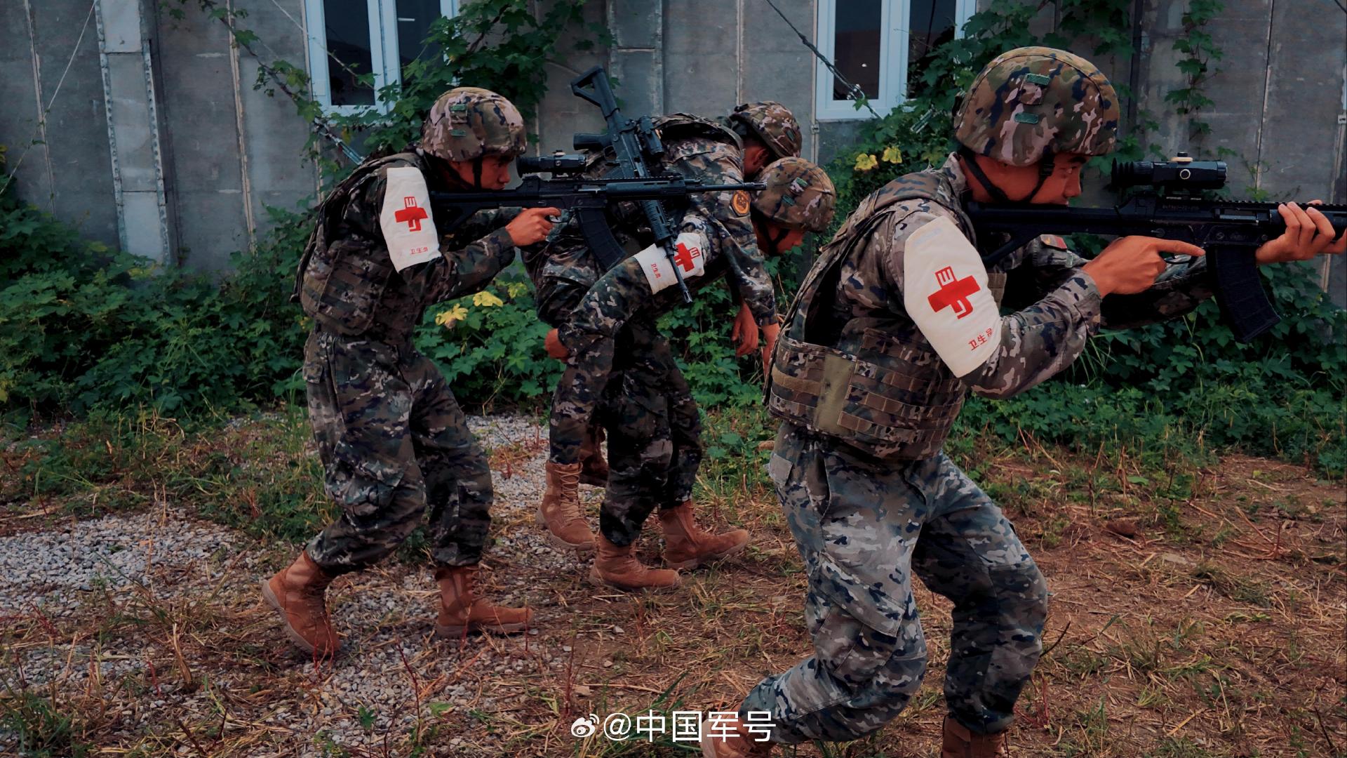 【#战场上的卫生员也是战斗员#】近日，武警第一机动总队某支队针对战场环境复杂多变、伤情处置难度大、救