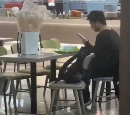 吉林有高校的男生在学校食堂里准备表白女生，突然不知情绪失控，对着食堂内的东西又摔