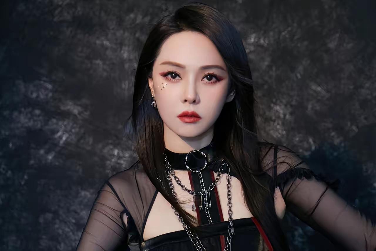 伊能静这哪是明星，活脱脱一个家里的“顶梁柱”。44岁在台北买千万带花园的大