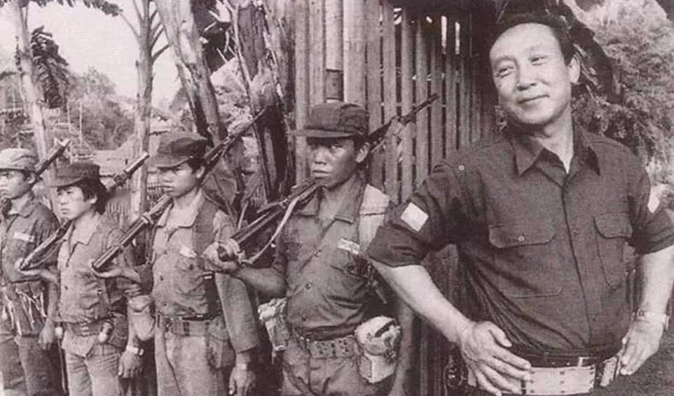 一名退休老教师在毒窝卧底了11年，为警方提供了900多条机密情报。2004年的一