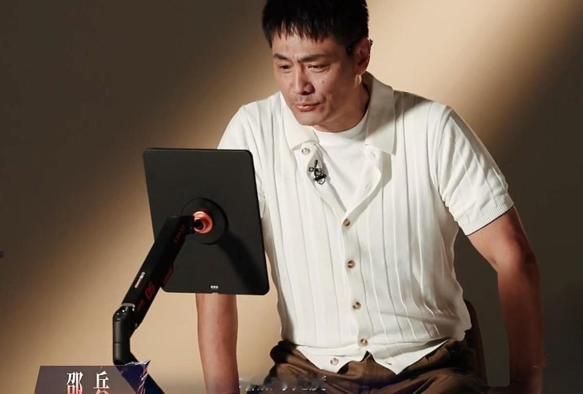 很多人在看这段视频时，光顾着笑邵兵被瞿颖夸得冒汗，却忽略了一个中年人最实在的生存