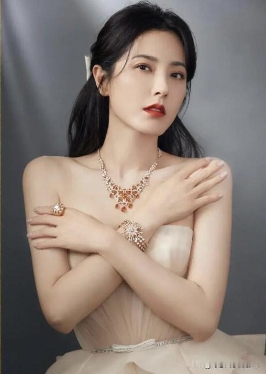 这么多年过去了，她还是这么的漂亮，白皙的皮肤，精致的五官，不愧是中戏的校花。96