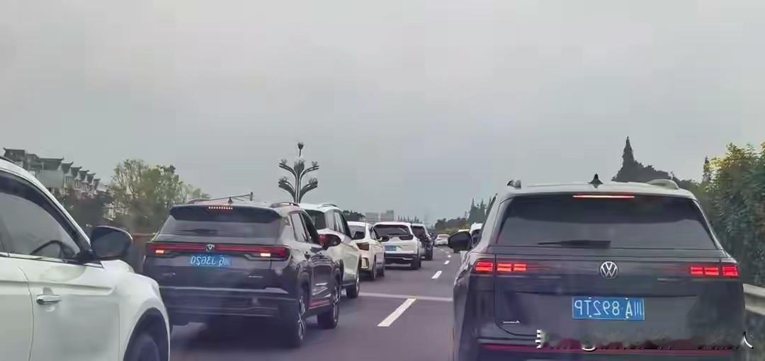 国庆假期没有出门旅游，简直太明智了。现在堵车，已经不是在高速路上，收费站或者