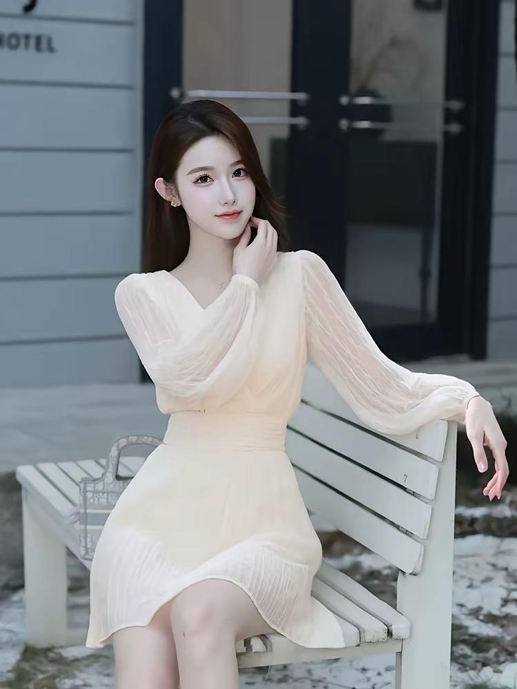 温柔优雅，浅色系连衣裙，暖阳下的美丽瞬间。分享美图，分享心情