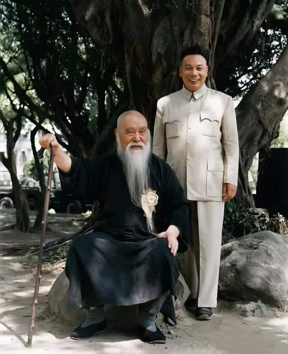 1964年深秋，台北青田街的老学斋里，八十六岁的于右任已经病得咽不下东西了。蒋经