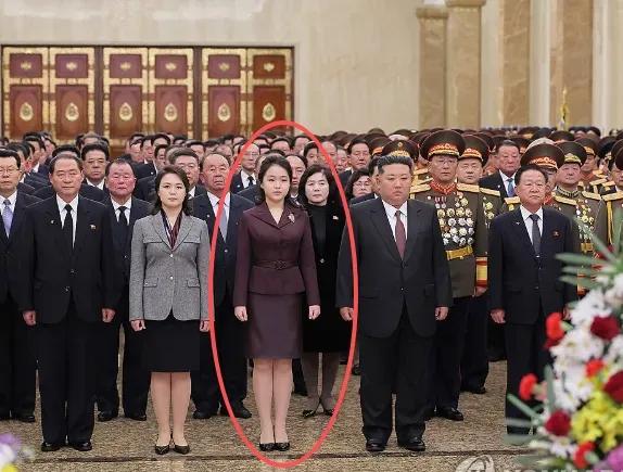 韩联社1月2日报道，金正恩昨日携妻女一起拜谒太阳宫，金正恩之女站在了“C位”，韩