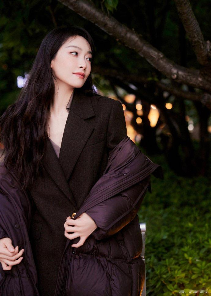 不知道的以为宋茜又有职场剧上新了气质真的绝了，美貌全开，一整个女高管既视感，宋茜