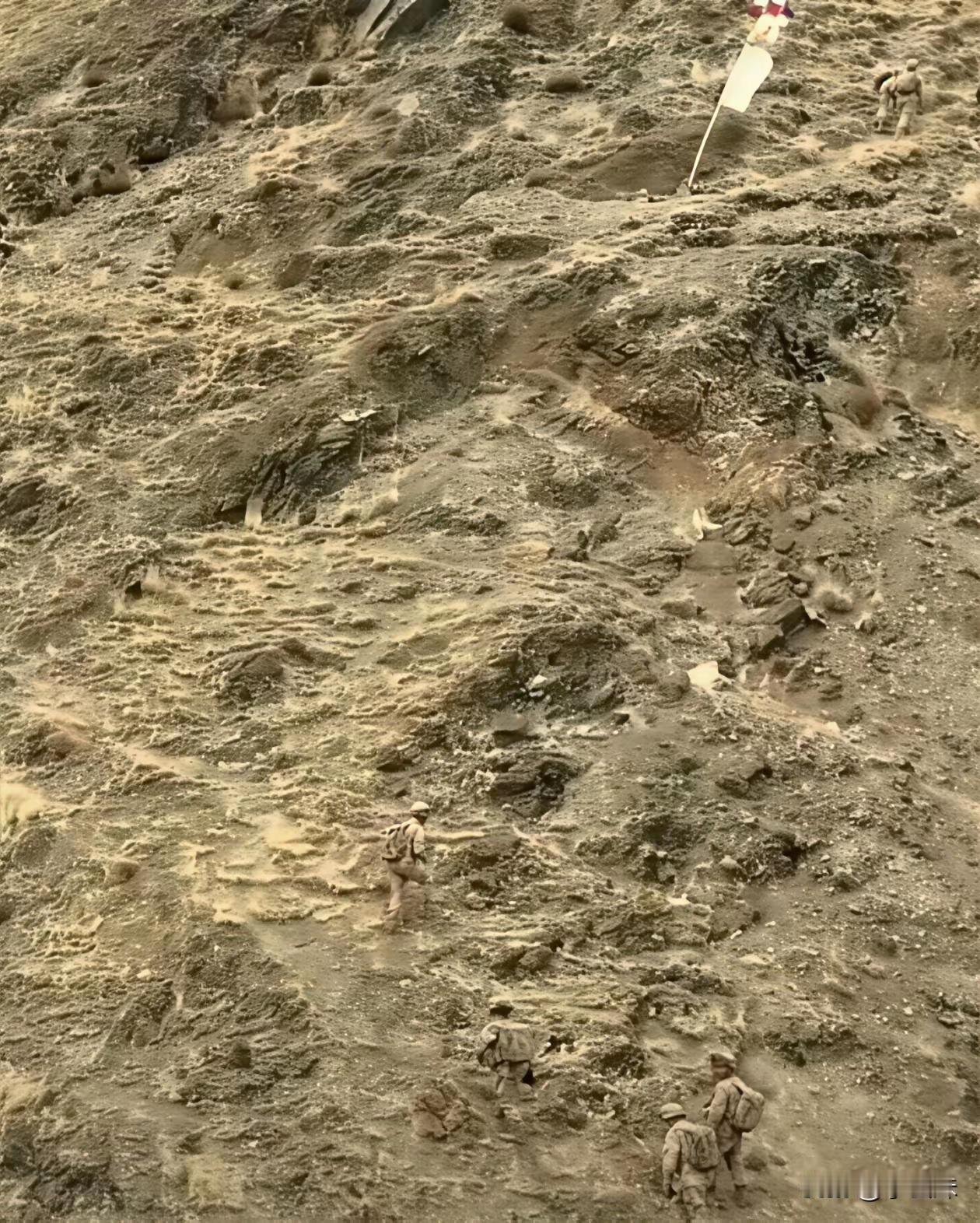 我们的单兵装备越来越好了，迷彩服越来有范了，效果也越来越好，不细心看很难看出来。