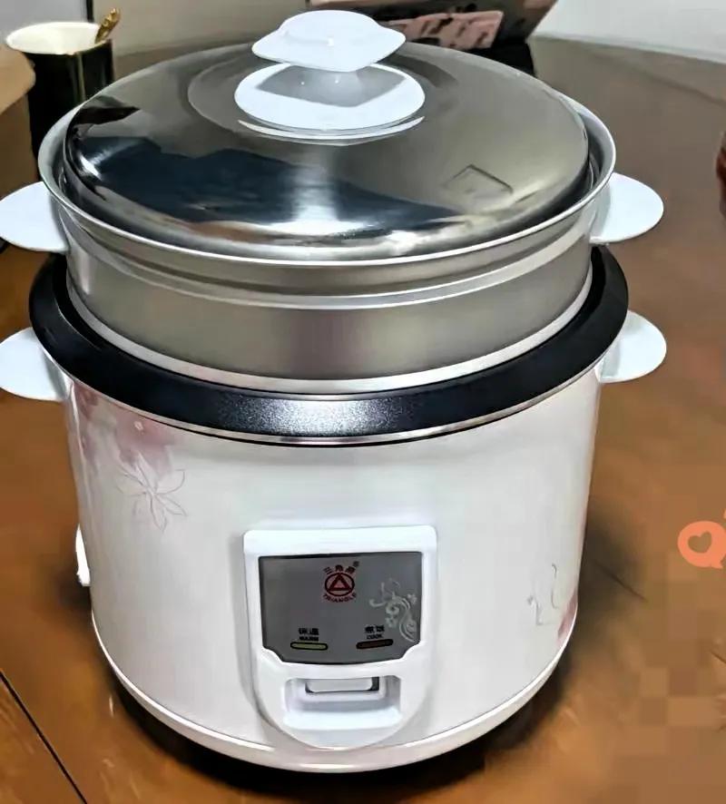今天把500多的美的电饭煲闲置了，果断换了100多的三角电饭锅，这波真是踩坑