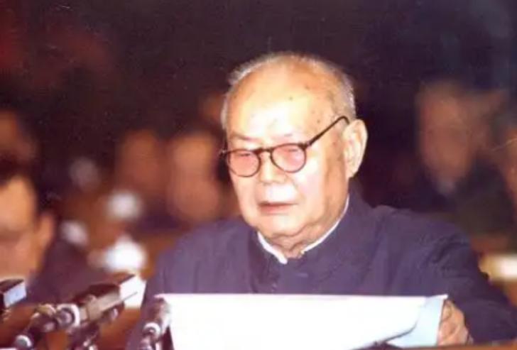 1976年毛主席离世后不久，叶剑英开始频繁搬家，刚入住不到30分钟，就要搬走，去