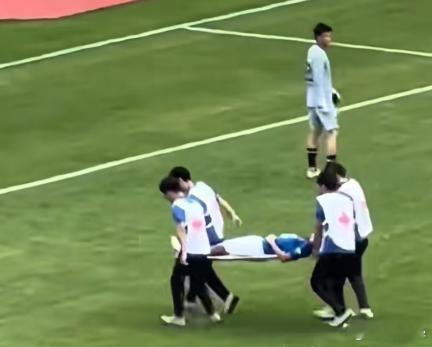 苏超唯一的团粉是担架队现场的朋友都在晒阿福的周边，这也太可爱了吧！作为线上的“云